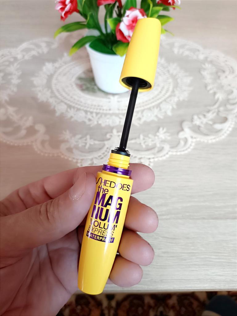 Waterproof Curling Yellow Mascara – Long-Lasting & Bold