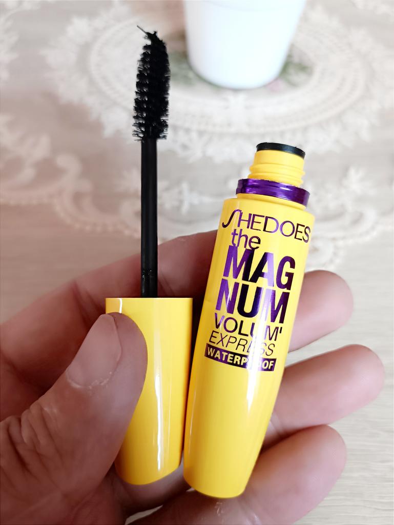 Waterproof Curling Yellow Mascara – Long-Lasting & Bold
